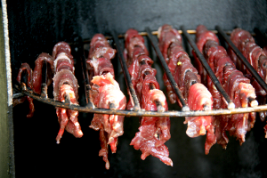 mariniertes Trockenfleisch zum trocknen aufgehängt @ Gaumen Knall