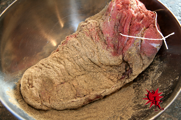 Nach dem einlegen wird das Fleisch abgewaschen und danach mit frischen gemahlenen Pfeffer eingerieben. Rindfleisch selber geräuchert - Gaumen Knall 