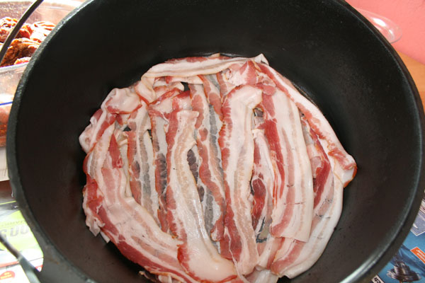 Dutch-Oven-Boden-mit-Bacon-auslegen