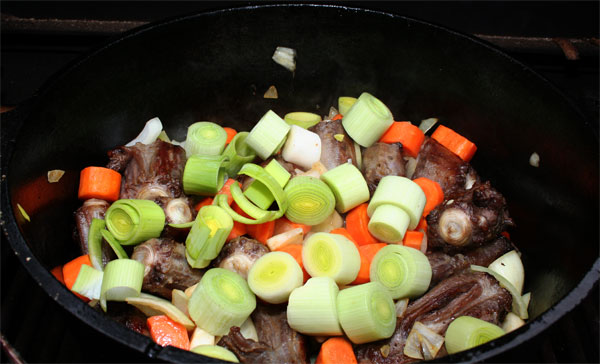 Angebratene-Ochsenschwänze-mit-Gemüse-im-Dutch-Oven-à-la-Gaumen-Knall