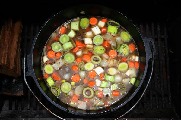 Angebratene-Ochsenschwänze-mit-Gemüse-und-Fleischbrühe-im-Dutch-Oven-à-la-Gaumen-Knall