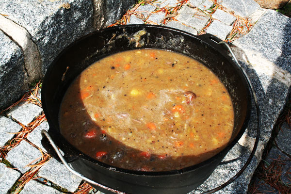 Deftige-Ochsenschwanzsuppe-aus-dem-Dutch-Oven-à-la-Gaumen-Knall