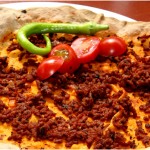 Gaumen Knall fertige Türkische Pizza aus dem Grill